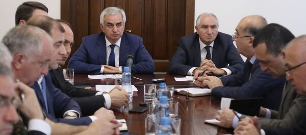 Заседание Кабинета министров под председательством Президента Республики Абхазия Рауля Хаджимба по вопросу выполнения плановых показателей по итогам восьми месяцев.  Заседание Кабинета министров под председательством Президента Республики Абхазия Рауля Хаджимба по вопросу выполнения плановых показателей по итогам восьми месяцев.  - Sputnik Абхазия