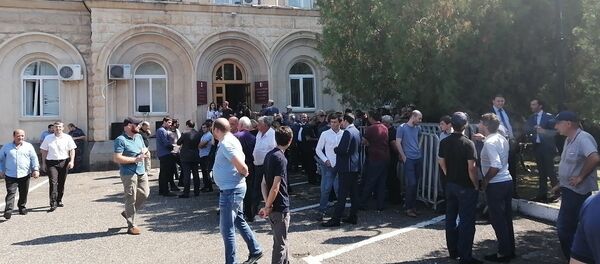 Митинг у здания администрации президента Абхазии Митинг у здания администрации президента Абхазии - Sputnik Абхазия