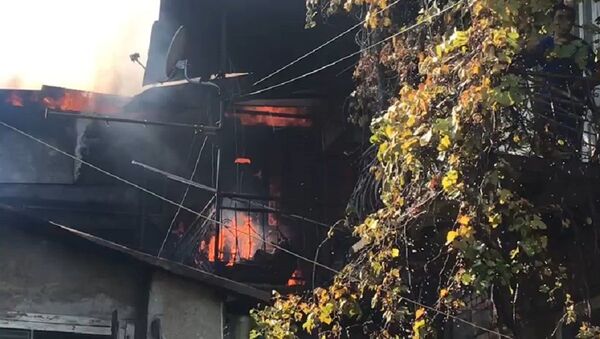 Двухэтажный дом загорелся в Сухуме по улице Абазинская в четверг 19 сентября - Sputnik Абхазия