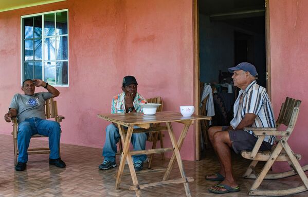 Отдыхающие местные жители на веранде красного дома на Корнских островах в Никарагуа - Sputnik Абхазия