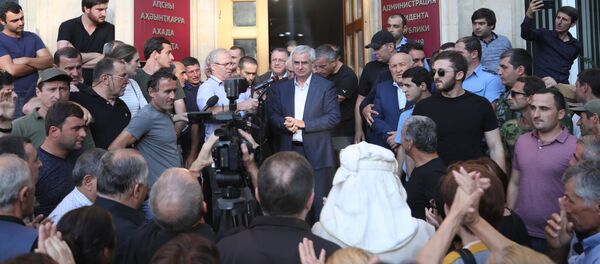 Митинг у администрации президента в поддержку Рауля Хаджимба, 20 сентября 2019 Митинг у администрации президента в поддержку Рауля Хаджимба, 20 сентября 2019 - Sputnik Абхазия