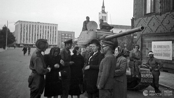 Местные жители беседуют с советскими танкистами, освободившими Таллин - Sputnik Абхазия
