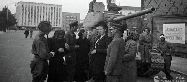 Местные жители беседуют с советскими танкистами, освободившими Таллин Местные жители беседуют с советскими танкистами, освободившими Таллин - Sputnik Абхазия