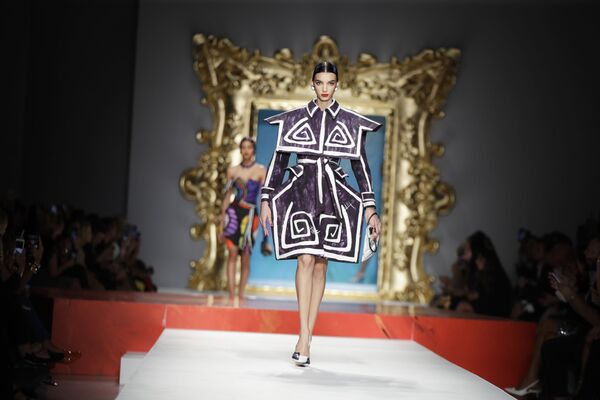 Модель в наряде из коллекции бренда Moschino на Неделе моды в Милане - Sputnik Абхазия