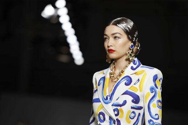 Модель Джиджи Хадид в наряде из коллекции бренда Moschino на Неделе моды в Милане - Sputnik Абхазия