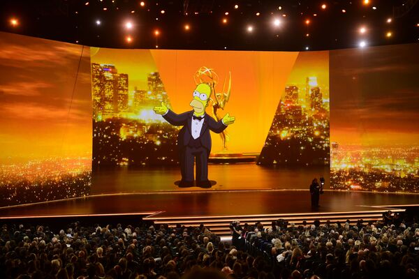 Появление Гомера Симпсона на экране во время 71-й церемонии Эмми в Лос-Анджелесе  - Sputnik Абхазия