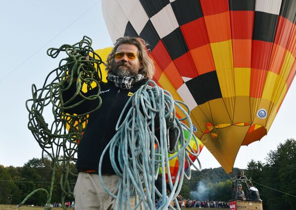 Пилот аэростата на Фестивале воздушных шаров Солохаул парка в Сочи - Sputnik Абхазия