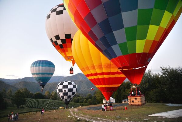Участники парада аэростатов на Фестивале воздушных шаров Солохаул парка в Сочи - Sputnik Абхазия