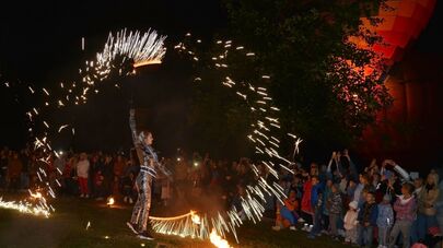 Фаер-шоу на фестивале воздушных шаров Солохаул парка в Сочи