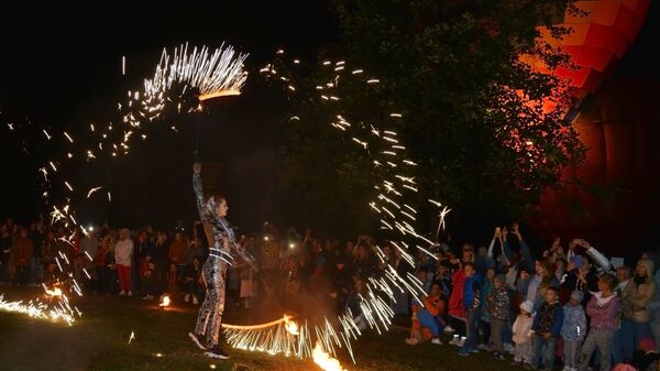 Фаер-шоу на фестивале воздушных шаров Солохаул парка в Сочи - Sputnik Абхазия
