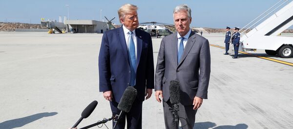 Президент США Дональд Трамп с советником по национальной безопасности Робертом О'Брайеном  - Sputnik Абхазия
