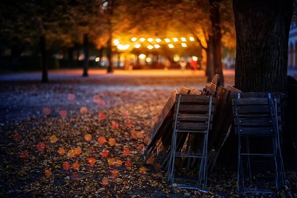 Сложенные стулья в осеннем парке - Sputnik Абхазия