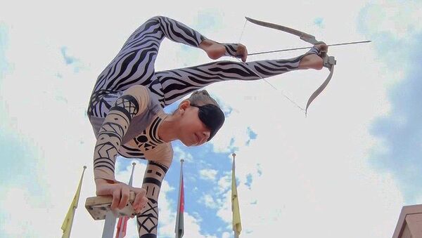 Стрельба из лука ногами и вслепую: юная циркачка установила рекорд - Sputnik Абхазия