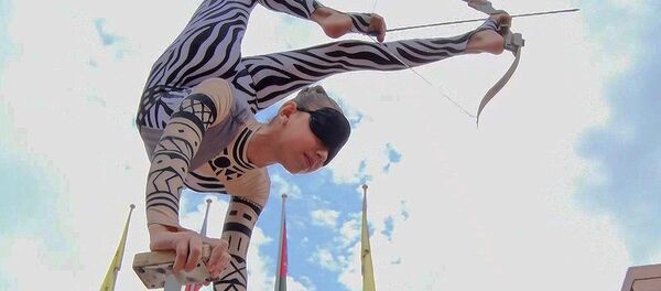 Стрельба из лука ногами и вслепую: юная циркачка установила рекорд Стрельба из лука ногами и вслепую: юная циркачка установила рекорд - Sputnik Абхазия
