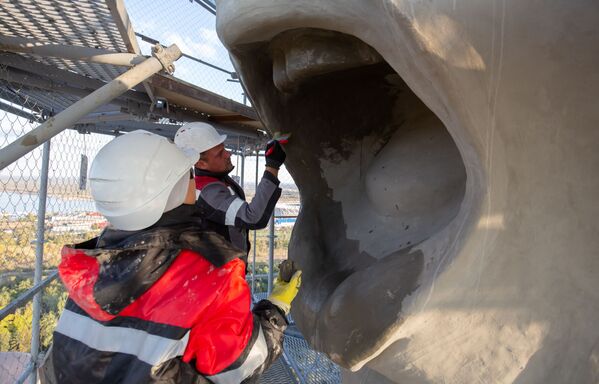 Рабочие во время реставрации монумента Родина-мать зовет! в Волгограде - Sputnik Абхазия