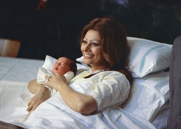 Софи Лорен в 1968 году она родила сына Карло Понти-младшего - Sputnik Абхазия