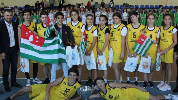 Школьники Гагрского района приняли участие в баскетбольном чемпионате в Смоленске - Sputnik Абхазия