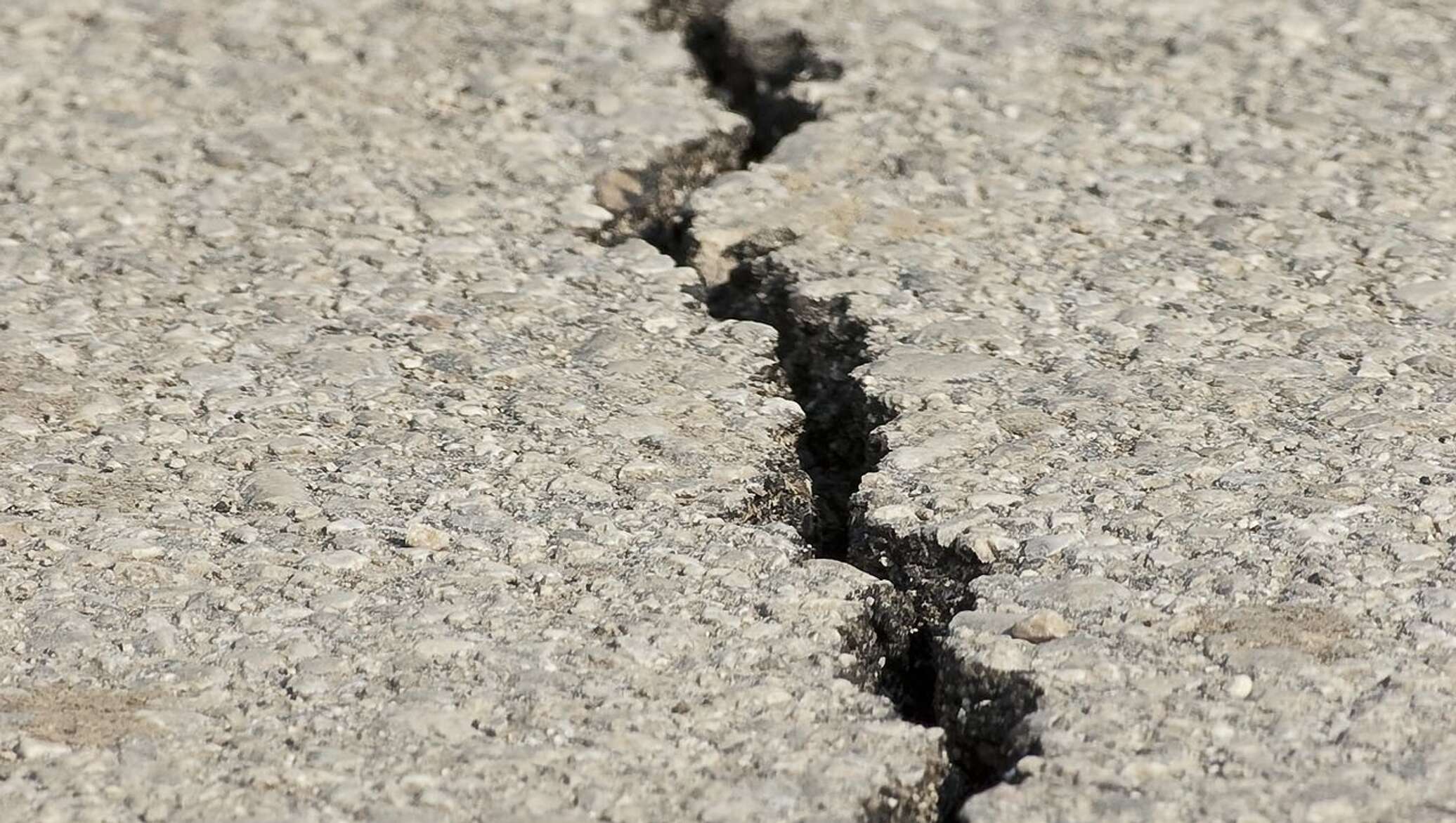 Землетрясение красноярске сегодня. Трещина в земле. Землетрясение фото. Землетрясение земля. Землетрясение разлом.