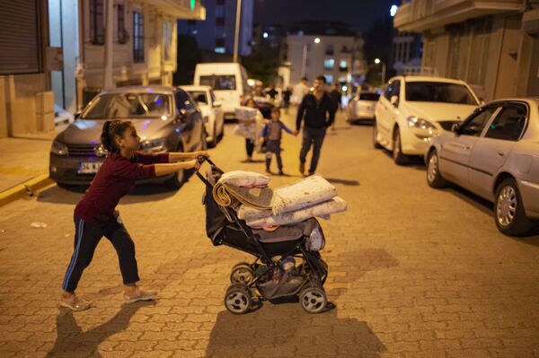 Девочка с коляской на улице в районе Стамбулеа после землетрясения 27 сентября - Sputnik Абхазия