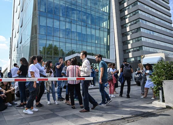 Офисные работники вышли на улицу после землетрясения в Стамбуле 26 сентября 2019 - Sputnik Абхазия