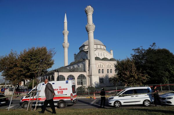 Полицейские машины около поврежденного минарета мечети после землетрясения в Стамбуле, 26 сентября 2019 - Sputnik Абхазия