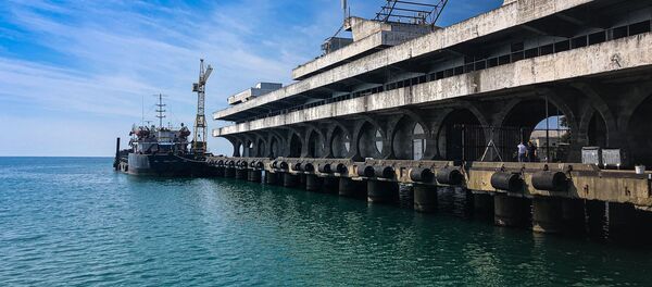 Дноуглубительные работы в сухумском порту Дноуглубительные работы в сухумском порту - Sputnik Абхазия