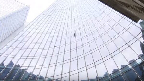 Как покоряют небоскрёбы: видео «восхождения» французского Человека-паука на 153-метровое здание - Sputnik Абхазия