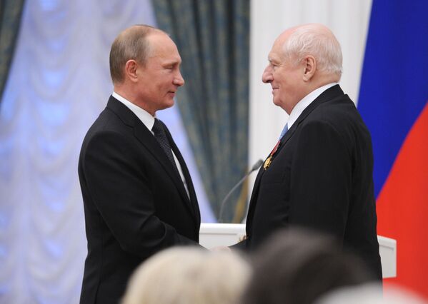 Владимир Путин вручил государственную награду Марку Захарову - Sputnik Абхазия
