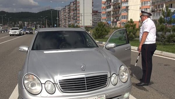 В Сочи проходят рейды по автомобилям с иностранными номерами - Sputnik Абхазия
