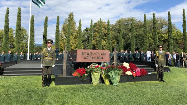Президент Республики Абхазия Рауль Хаджимба принял участие в церемонии возложения цветов к Мемориалу Первого Президента Республики Абхазия Владислава Ардзинба - Sputnik Аҧсны