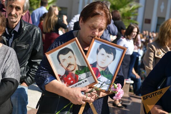 Церемония возложения цветов к Мемориалу Славы в честь Дня Победы и Независимости Абхазии прошла в Сухуме - Sputnik Абхазия