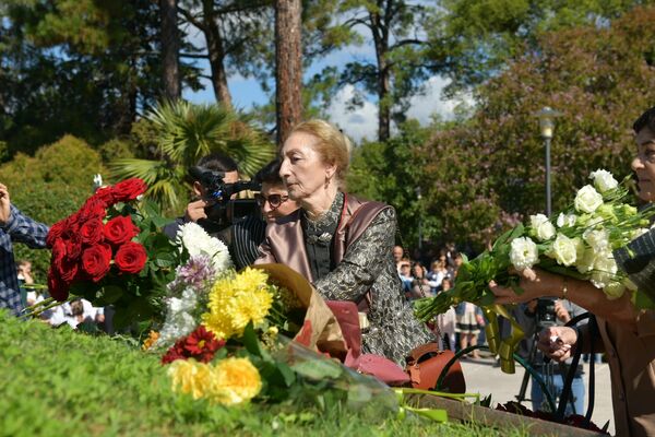 Церемония возложения цветов к Мемориалу Славы в честь Дня Победы и Независимости Абхазии прошла в Сухуме - Sputnik Абхазия