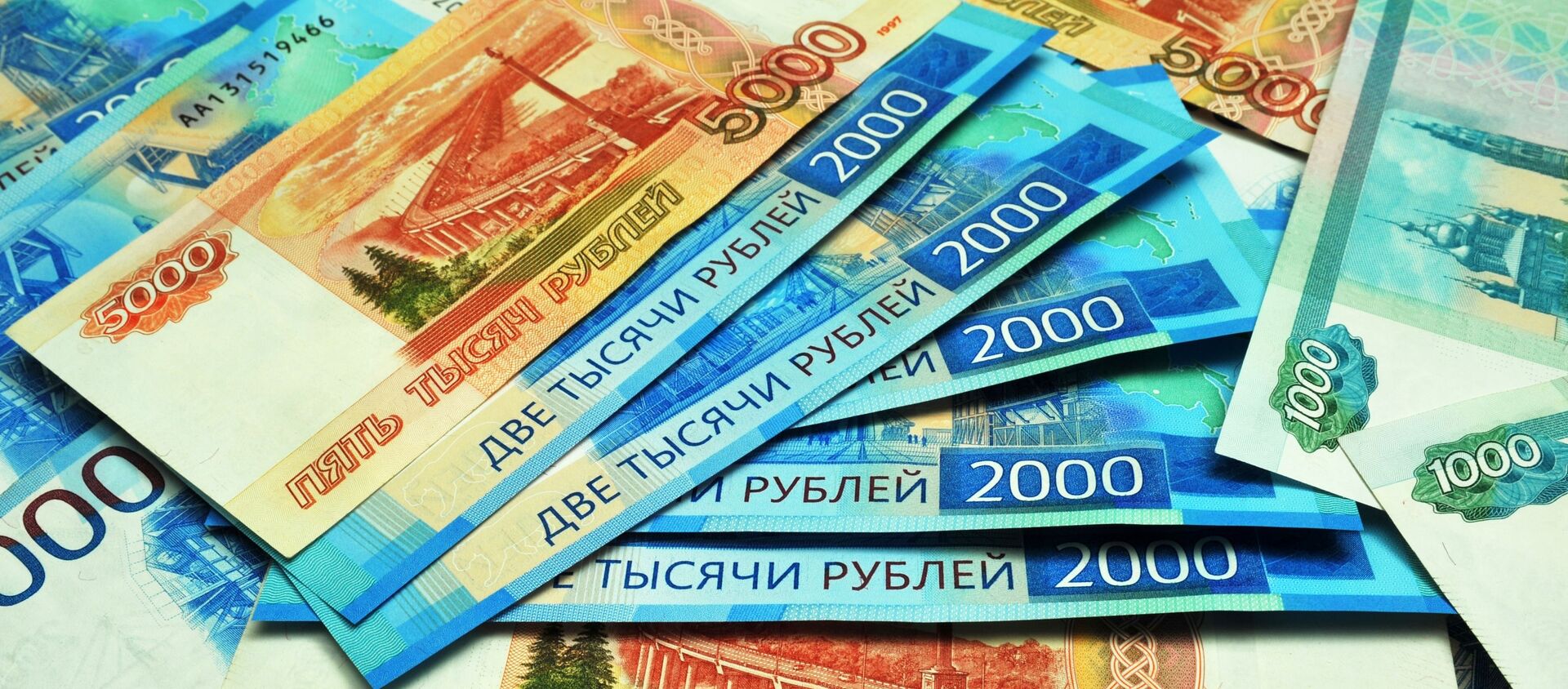 Банкноты номиналом 1000, 2000 и 5000 рублей. - Sputnik Абхазия, 1920, 23.03.2021