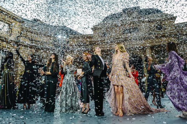 Актрисы и певицы во время презентации коллекции L'Oreal на Неделе моды Весна/Лето 2020 в Париже  - Sputnik Абхазия