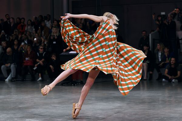 Танцующая модель на показе японского дизайнера Issey Miyake на Неделе моды в Париже - Sputnik Абхазия