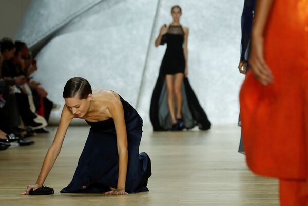 Падение модели во время показа Vivienne Westwood на Неделе моды в Париже - Sputnik Абхазия