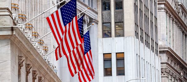 Государственный флаг США на здании Нью-Йоркской фондовой биржи, расположенной на улице Уолл-Стрит Государственный флаг США на здании Нью-Йоркской фондовой биржи, расположенной на улице Уолл-Стрит - Sputnik Абхазия