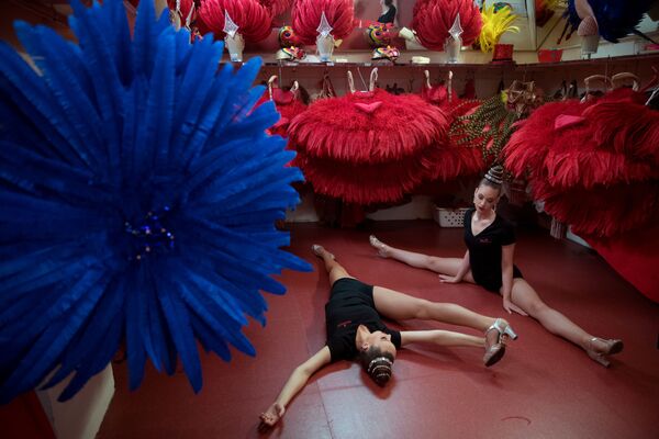 Танцовщицы Мулен Руж Клодин Ван Ден Берг и Аманда перед выходом на сцену - Sputnik Абхазия