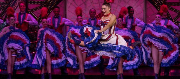 Танцовщица Мулер Руж Ольга Хохлова во время выступления Танцовщица Мулер Руж Ольга Хохлова во время выступления - Sputnik Абхазия