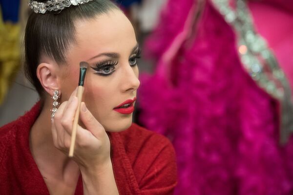 Танцовщица Мулен Руж Клодин Ван Ден Берг наносит макияж перед выходом на сцену - Sputnik Абхазия