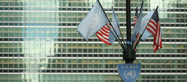 Флаги США и ООН у здания штаб-квартиры ООН в Нью-Йорке. Флаги США и ООН у здания штаб-квартиры ООН в Нью-Йорке. - Sputnik Абхазия