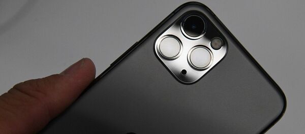 Новый смартфон компании Apple в руках покупателя в магазине re:Store на Тверской улице в Москве. Архивное фото - Sputnik Абхазия