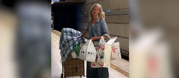 Бездомной эмигрантке из России предложили контракт мечты - Sputnik Абхазия