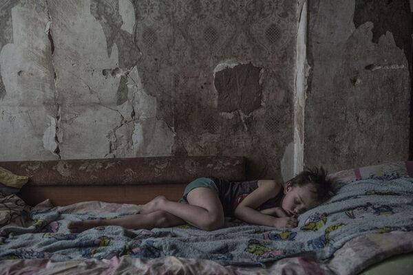 7-летний Руслан Пыхтин в доме у линии соприкосновения на окраине Донецка. Фотография из серии Серая зона, завоевавшей Гран-при фотоконкурса Intarget Photolux Award-2019. - Sputnik Абхазия