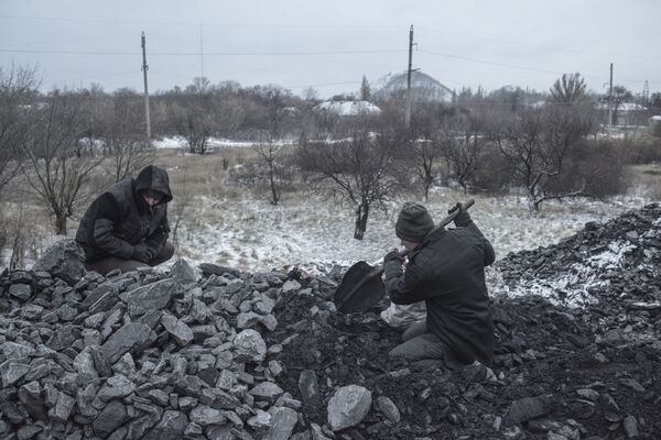 Местные жители собирают уголь на отвале шахты на окраине Донецка. Фотография из серии Серая зона, завоевавшей Гран-при фотоконкурса Intarget Photolux Award-2019. - Sputnik Абхазия