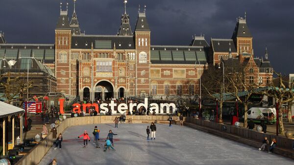 Жители города на катке на площади перед зданием Государственного музея Рейксмузеум в Амстердаме. - Sputnik Абхазия