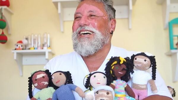 «Надо подружиться со своей болезнью»: бразилец вяжет кукол в поддержку людей с витилиго - Sputnik Абхазия