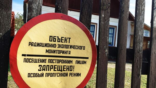 Знак у входа на научно-исследовательскую станцию Масаны в Полесском государственном радиационно-экологическом заповеднике - Sputnik Абхазия
