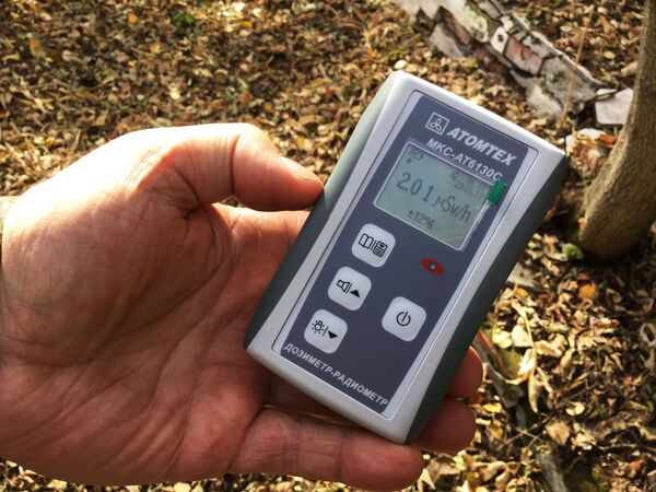 Дозиметр в руках сотрудника Полесского государственного радиационно-экологического заповедника - Sputnik Абхазия