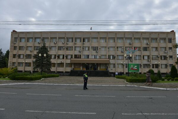 Сотрудники МВД около здания кабинета министров, где состоится инаугурация президента - Sputnik Абхазия